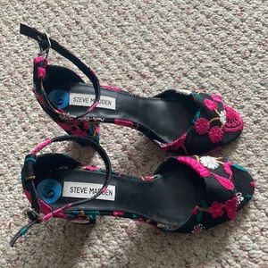 Steve Madden nearly new embroidered block heels